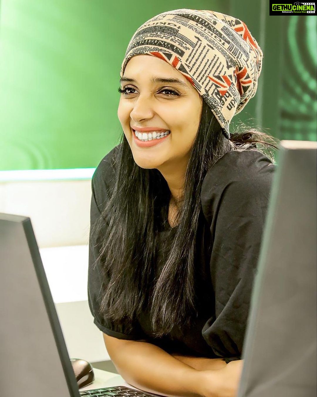 Nyla Usha Instagram - Blissfully working ♥️. I know the times are hard... But this too shall pass and we shall get back to wer we had paused our regular lives. And our date mornings will be back😀. Till then... Keep it positive! And stay home Happy! . . As some one said. “Once this is over let’s do our bit to save this planet for our children and the future”.