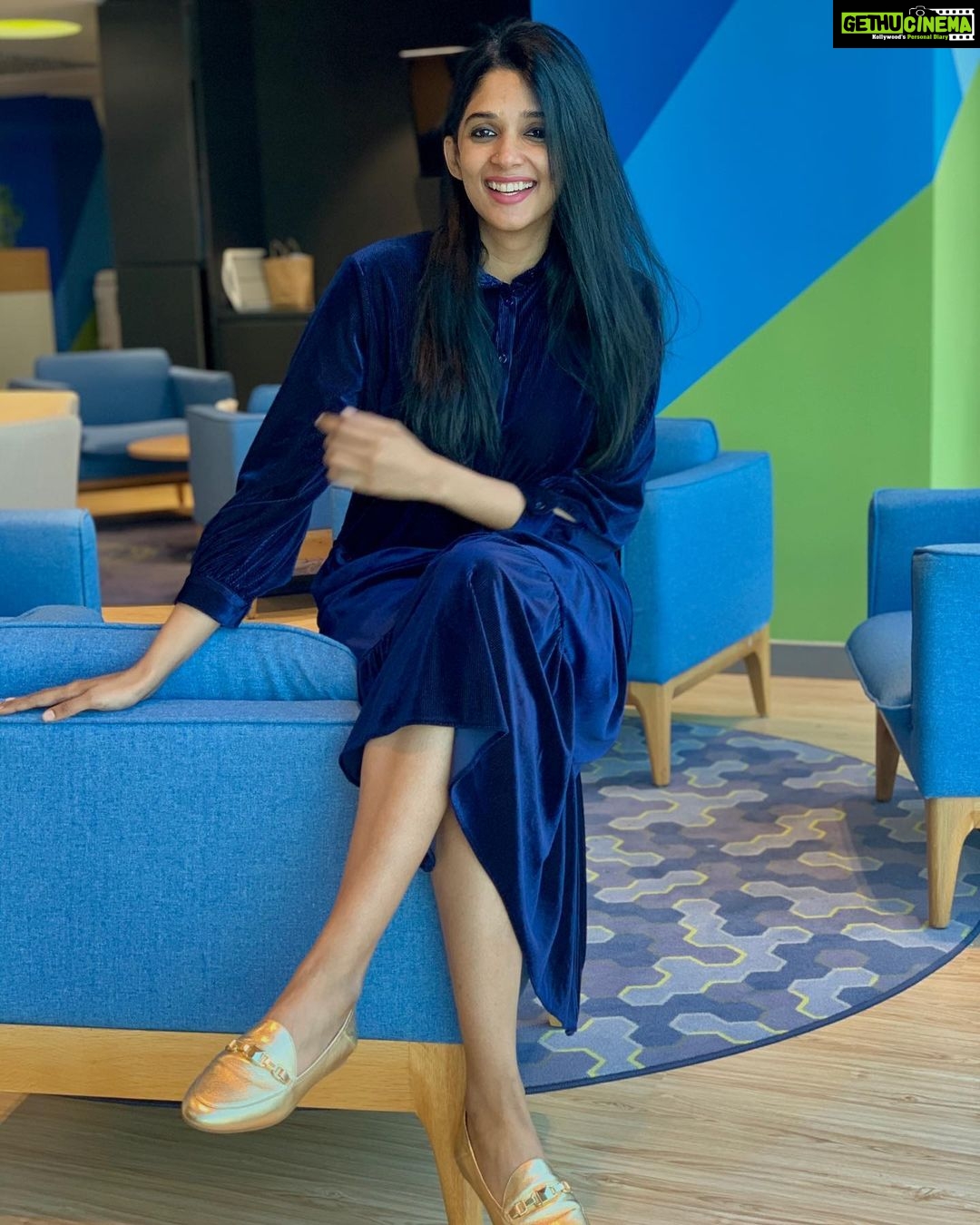 Nyla Usha Instagram - Happy #Quarantine Birthday to me.🎈😷 No friends, no family(because I go out and work, I have isolated myself from the rest ) no gatherings, no celebration! But totally overwhelmed with your love and messages and drawings and every single thing that lit my day♥️ Love you all.... #blablableebluebla♥️ #birthdaywithadifference #thisbirthdaynotcounted😜 #stayingpositive #celebrationscanwait