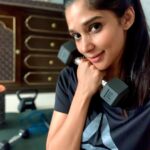 Nyla Usha Instagram – Home 🏡….how my day looks right now …🤸🏻‍♀️Soon after the gyms were closed I picked up these dumbbells , rolled out a  yoga mat, started pushing myself a little bit, a little more everyday. ..Through #hitathomechallenge we are motivating each other. . @hit967fm .How’s your quarantine days going??? #hitathomechallenge #statindoors #whateverwecandotohelpeachother #staypositive #jointhechallenge