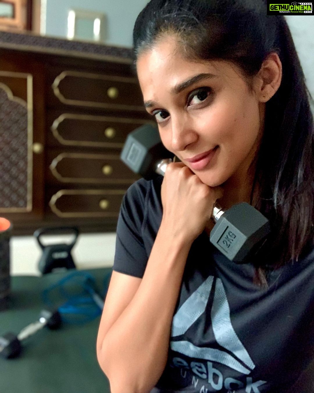 Nyla Usha Instagram - Home 🏡....how my day looks right now ...🤸🏻♀️ Soon after the gyms were closed I picked up these dumbbells , rolled out a yoga mat, started pushing myself a little bit, a little more everyday. . . Through #hitathomechallenge we are motivating each other. . @hit967fm . How's your quarantine days going??? #hitathomechallenge #statindoors #whateverwecandotohelpeachother #staypositive #jointhechallenge