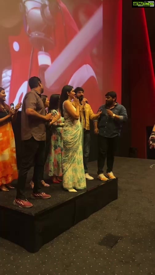 Nyla Usha Instagram - Priyan Ottathilaanu GCC Premiere.. @sharaf_u_dheen @aparna.das1 @hit967fm #priyanottathilaanu