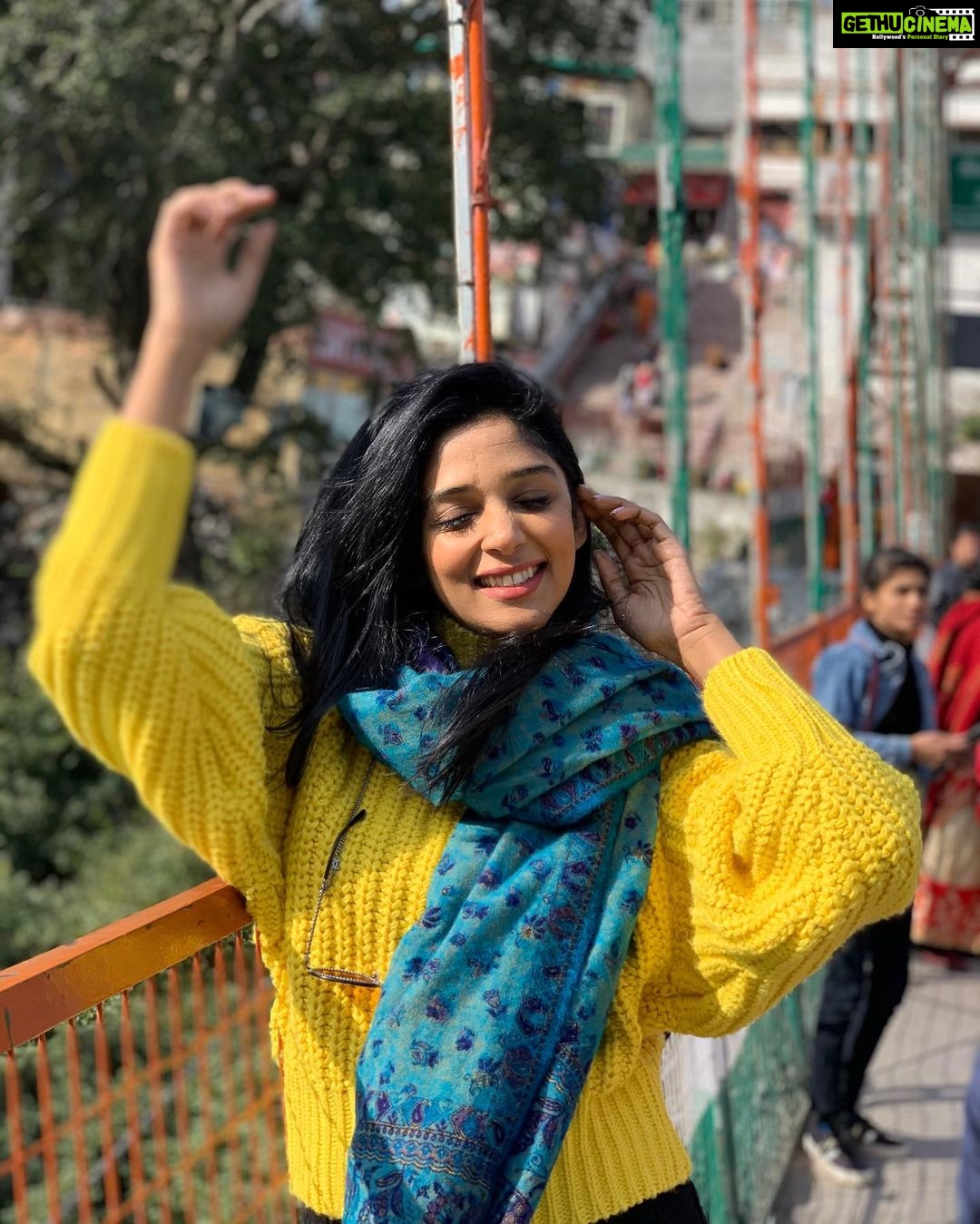 Nyla Usha Instagram - First sunshine of 2020 in Rishikesh. What a city! What a beautiful start to a new year♥️. Wishing all of you and all of yours peace and joy. Let's make this a year to remember. #traveltoknowyourself #rishikeshdiaries #lakshmanjhula #happynewyear #2020startsgood