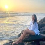 Nyla Usha Instagram - Sunset at Cherai🌅 . An evening with beach and babe