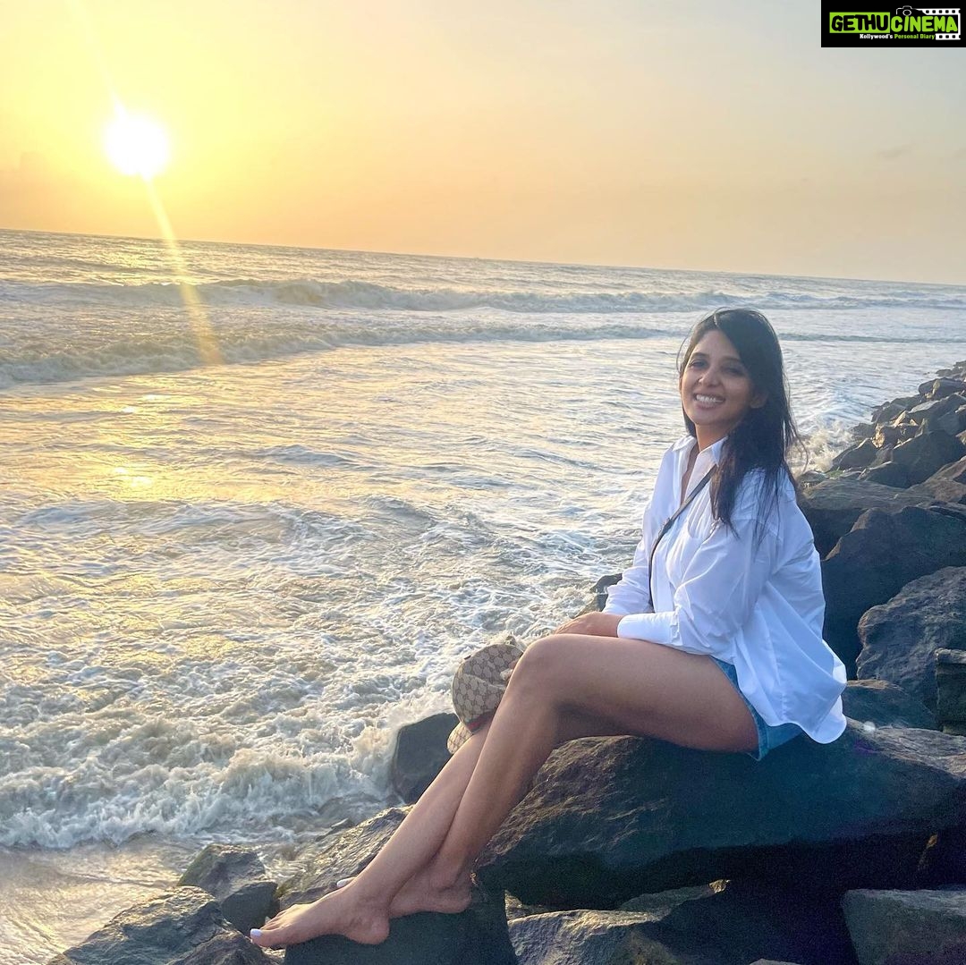 Nyla Usha Instagram - Sunset at Cherai🌅 . An evening with beach and babe