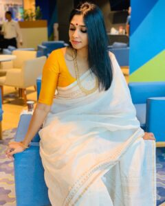 Nyla Usha Instagram - ഈ പൊന്നോണം ഐശ്വര്യവും സമ്പത്ത്സമൃദ്ധിയും നിറഞ്ഞതാവട്ടെ,.. എല്ലാവർക്കും ഓണാശംസകൾ.. 🌼🌺🌻 Happy Onam Arabian Radio Network