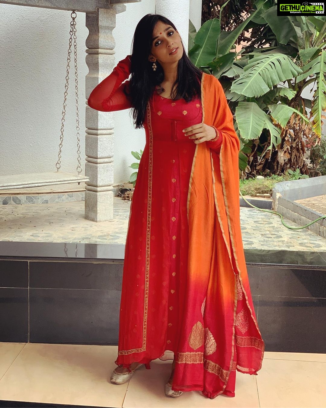 Nyla Usha Instagram - Back to Bangalore. To the rains and food and family... to songs and dances and a lot of noise. To see my cousin bring home his beautiful bride... Heading off to the pre wedding party. Wearing @rehanabasheerofficial ♥️