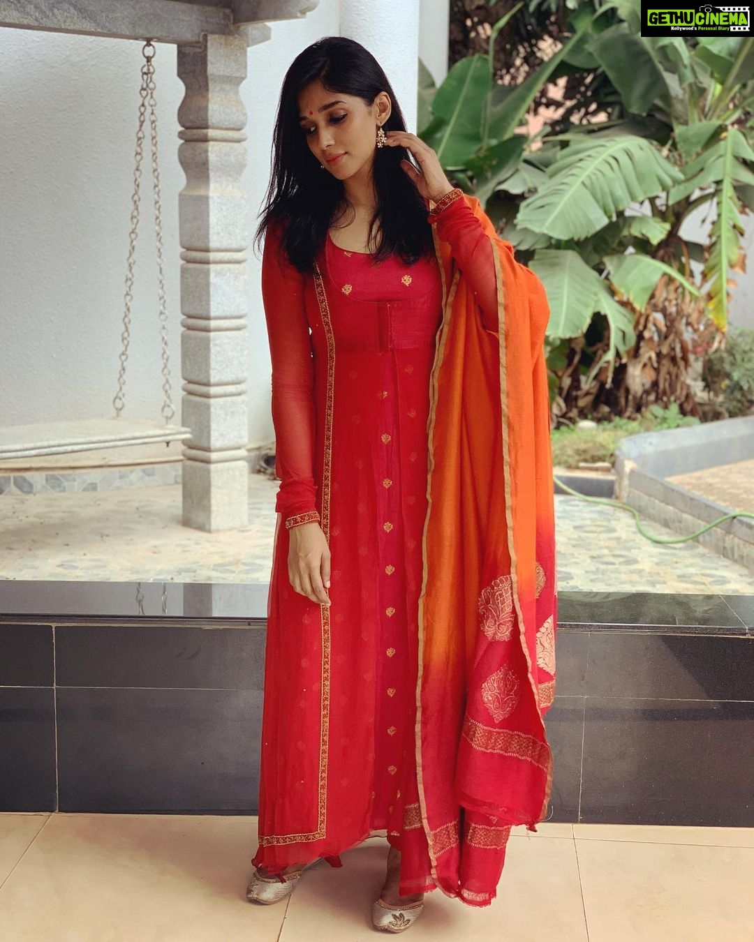 Nyla Usha Instagram - Back to Bangalore. To the rains and food and family... to songs and dances and a lot of noise. To see my cousin bring home his beautiful bride... Heading off to the pre wedding party. Wearing @rehanabasheerofficial ♥️