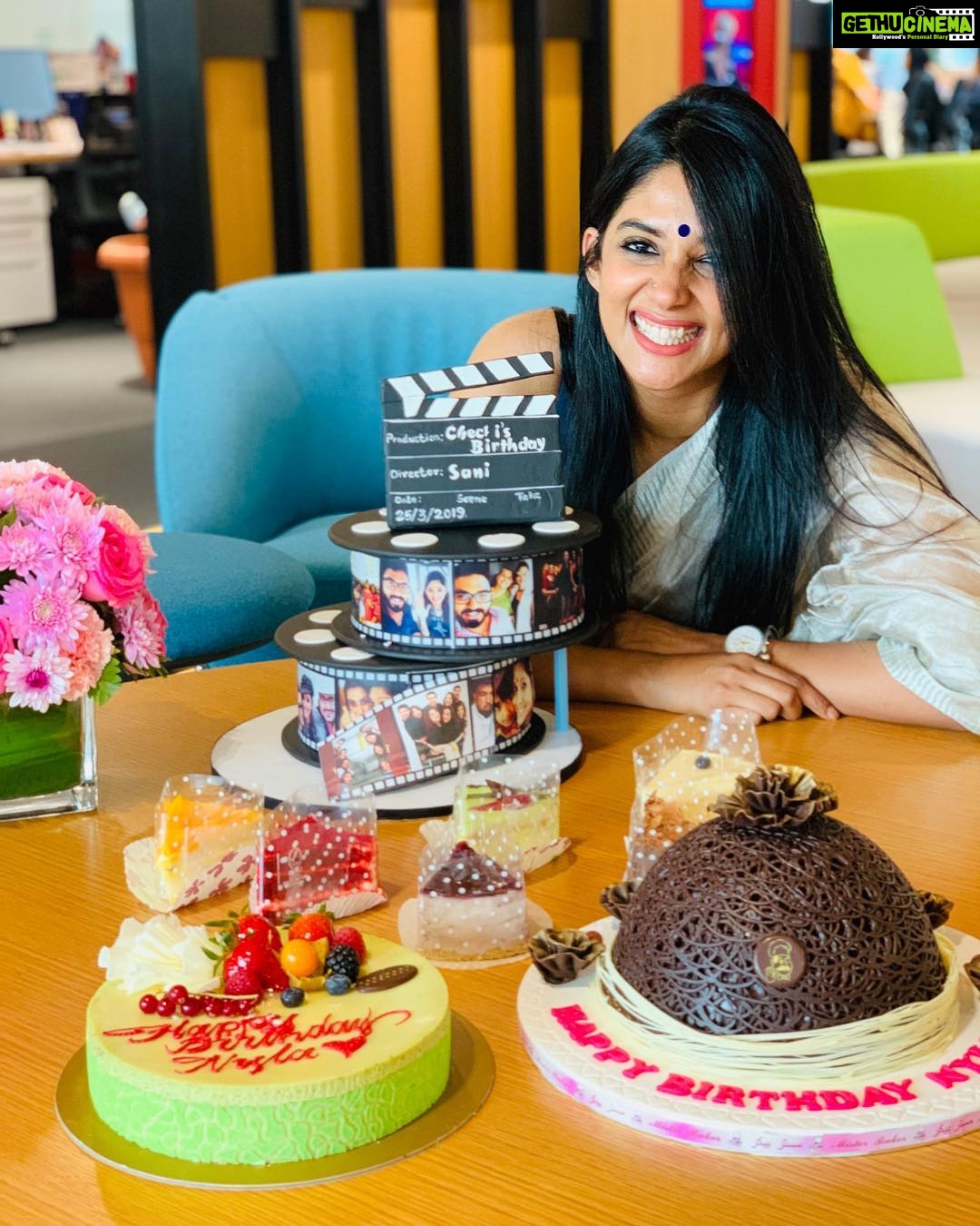 Nyla Usha Instagram - The sweetest of friends make you want to have more birthdays... @saniyas369 @nasreenabd @frenchcakes85 @misterbakeruae @bakemartgourmet As always with the surprisezzz that gets bigger and better each year @arfaz_iqbal @jeanmarkose @rjnimmy ... umma😘 And my insta family ....Thankyou for sending me ur wishes ... love you alll and it means so so much to me ♥️