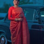 Nyla Usha Instagram – Everything abt that evening made me smile… Thanks @adnan.a.abbas for this pic 📷….. Saree @seemattitextiles 
Blouse @paisleestudio 
Jewellery @joyalukkas 
MUA @renjurenjimar 
Styled by @theurbangoddess25