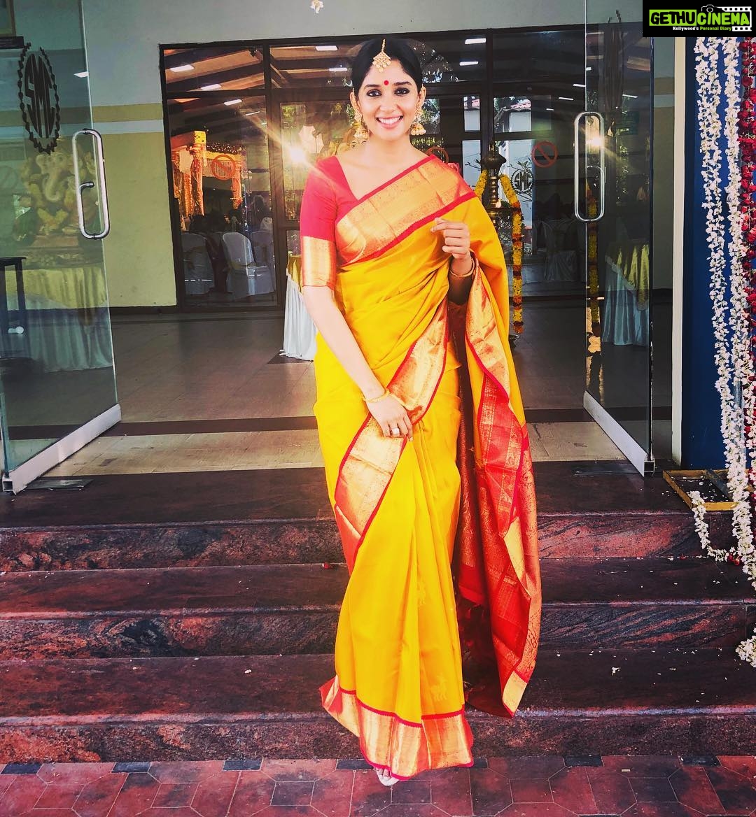 Nyla Usha Instagram - Wedding season! One more reason to dress up in my fav Kanchipuram♥️