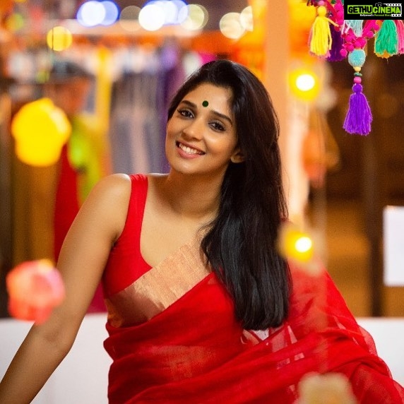 Nyla Usha Instagram - One more from the series of happiness! @alseefdubai @dsssocial #DiwaliDubai #UAEdiwali . Shot by @shinihas