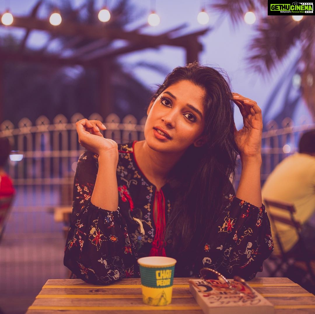 Nyla Usha Instagram - Sitting by the historic clock tower and enjoying a hot served chai, watching people returning home after a busy day, patiently moving cars with no honks to trouble you... Glam or calm, Dubai has a space for every choice. Shot @chaipediacafe Evenings like this♥️