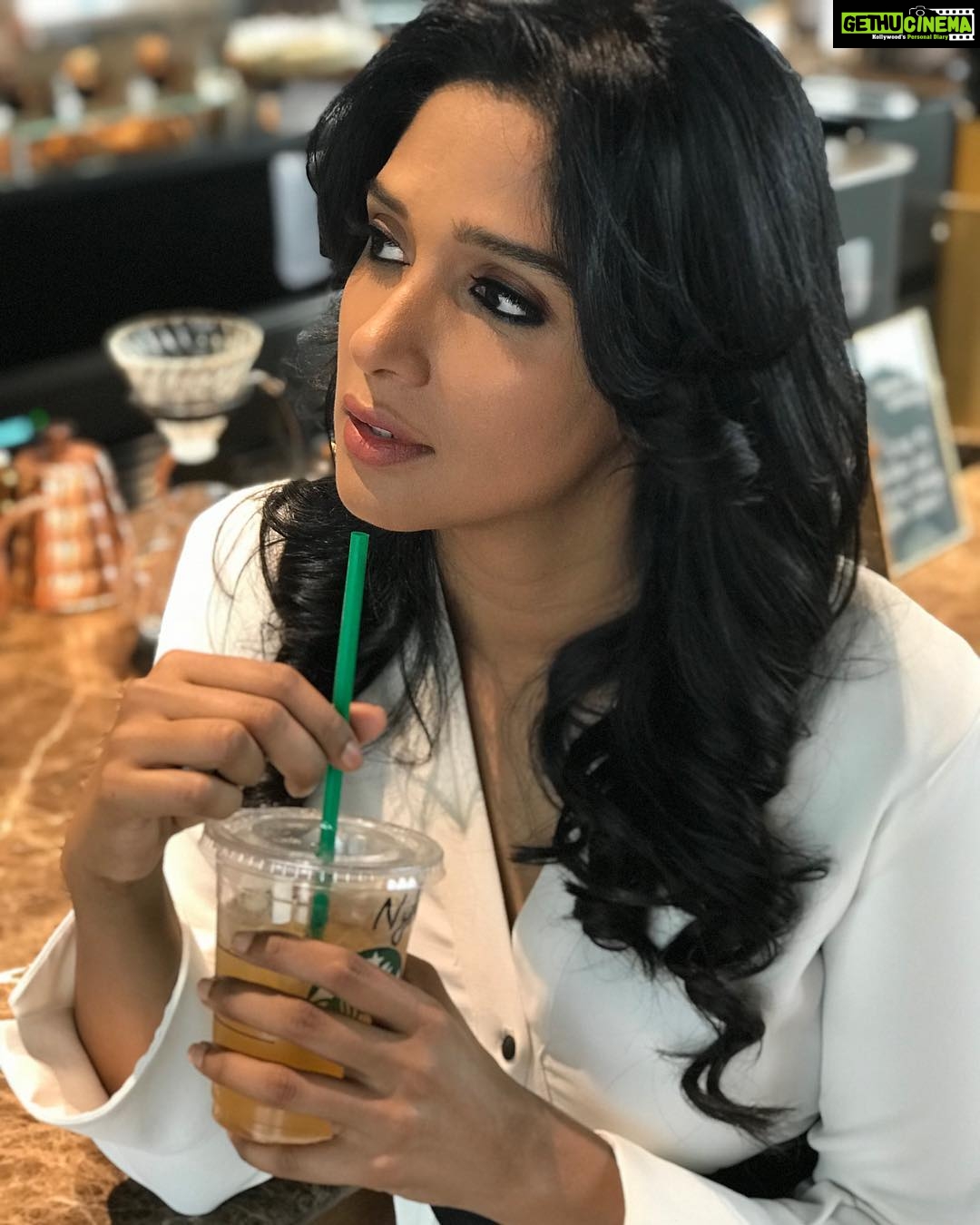 Nyla Usha Instagram - Beauty of life is made up of light and shadow... #somethingisbrewing with @storiesofshabeeb ...Meanwhile #randomclicks by @saniwithyas #nofilter📷 Goodmorning 🤗