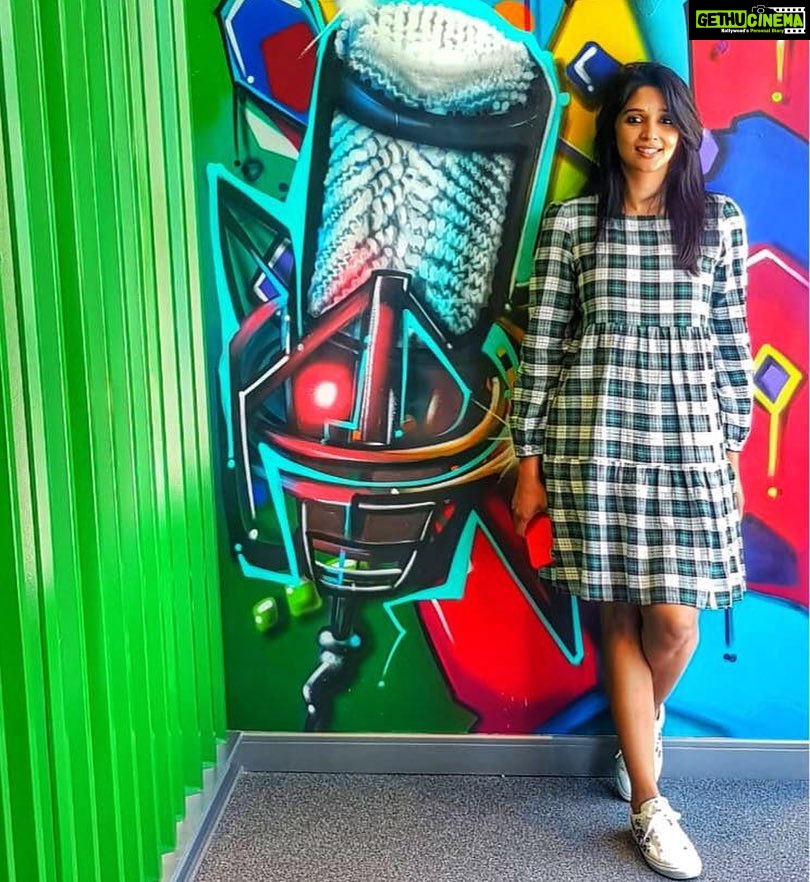 Nyla Usha Instagram - Clearing up, packing woes, old memories , good byes , boxes➡️➡️➡️new address, new beginnings, new learnings Shot at the new ARN #feelingathomealready #photowallart #arabianradionetwork #weloveradio #newworkstation