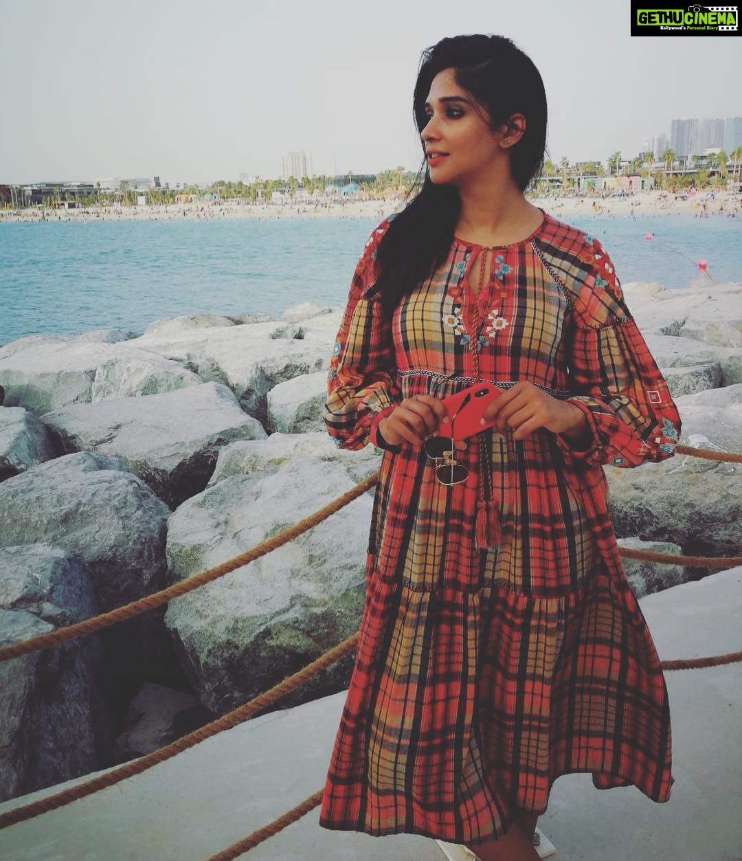 Nyla Usha Instagram - Happiness comes in waves... Evening by the beach @lamerdubai @lagunawaterpark PC: @linet_sunny