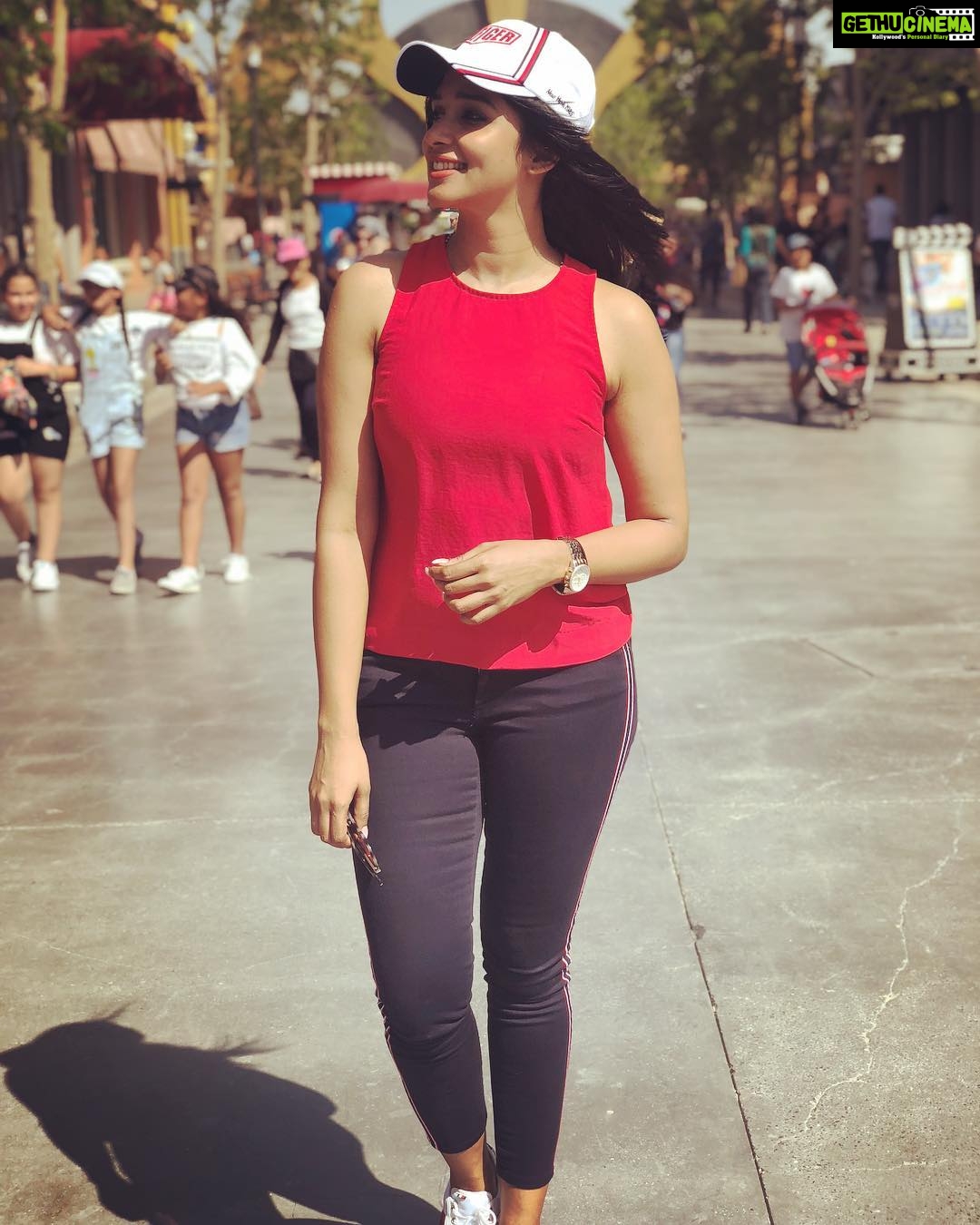 Nyla Usha Instagram - I'm walkin on Sunshine!!! @hit967fm #BigDayOut @dubaiparksresorts #bollywoodparksdubai