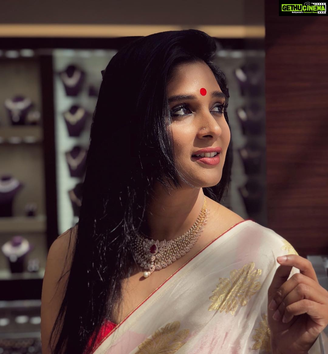 Nyla Usha Instagram - It's Diwali time... This year again some gold shopping at @Joyalukkas Had a good time trying out some of their exclusive jewellery! All that glittered was actually gold... This time I picked up something for my Mom.#waystokeepherhappy #mykindofDiwali... . .#DiwaliDubai #UAEdiwali Shot by @iarjunphotography