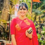 Nyla Usha Instagram – Fighting for the mirror, helping mom and aunts fix their saree, dressing up cousins big to small, hunting for pins and hairclips…
The chaos I cherish the most at the end of a family wedding… #cousinswedding #sareeswag #traditionalwear #customarypicture

Pc: NJ Creationz