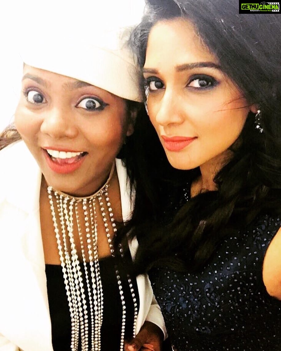 Nyla Usha Instagram - Hehehe.....@sayanoraphilip😘😘 #backstagetimepass #gigtimesaregoodtimes #girlsarethebest