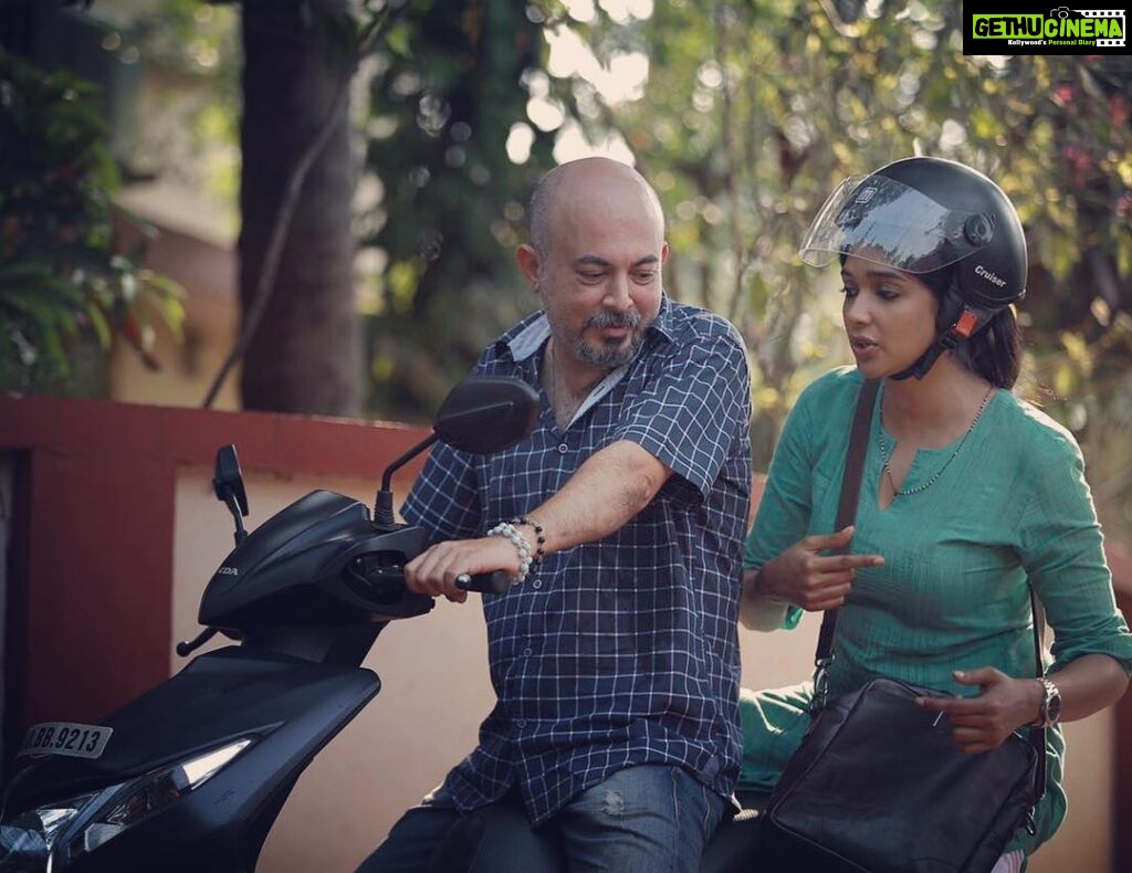 Nyla Usha Instagram - That's Effymol from Diwanjimoola... She is worried about riding that scooter,(something she was always scared of doing) With her is the man who is showing off his grandprix skills.... Thankyou for giving me the most beautiful Effymol and making me a part of your family... Happybday Anilettaa @anilrkmenon ... #behindthescenes #diwanjimoolagrandprix