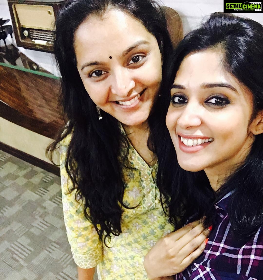 Nyla Usha Instagram - When the lady superstar graced my show @hit967fm ... #manjuwarrier😘 #udaharanamsujatha #dubaipromotions
