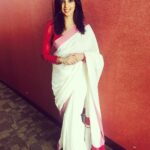 Nyla Usha Instagram - Mandatory Onam Pic ... hoping to have a lot of sadhyas this year ... Happy Onam 🌺🌸🌼
