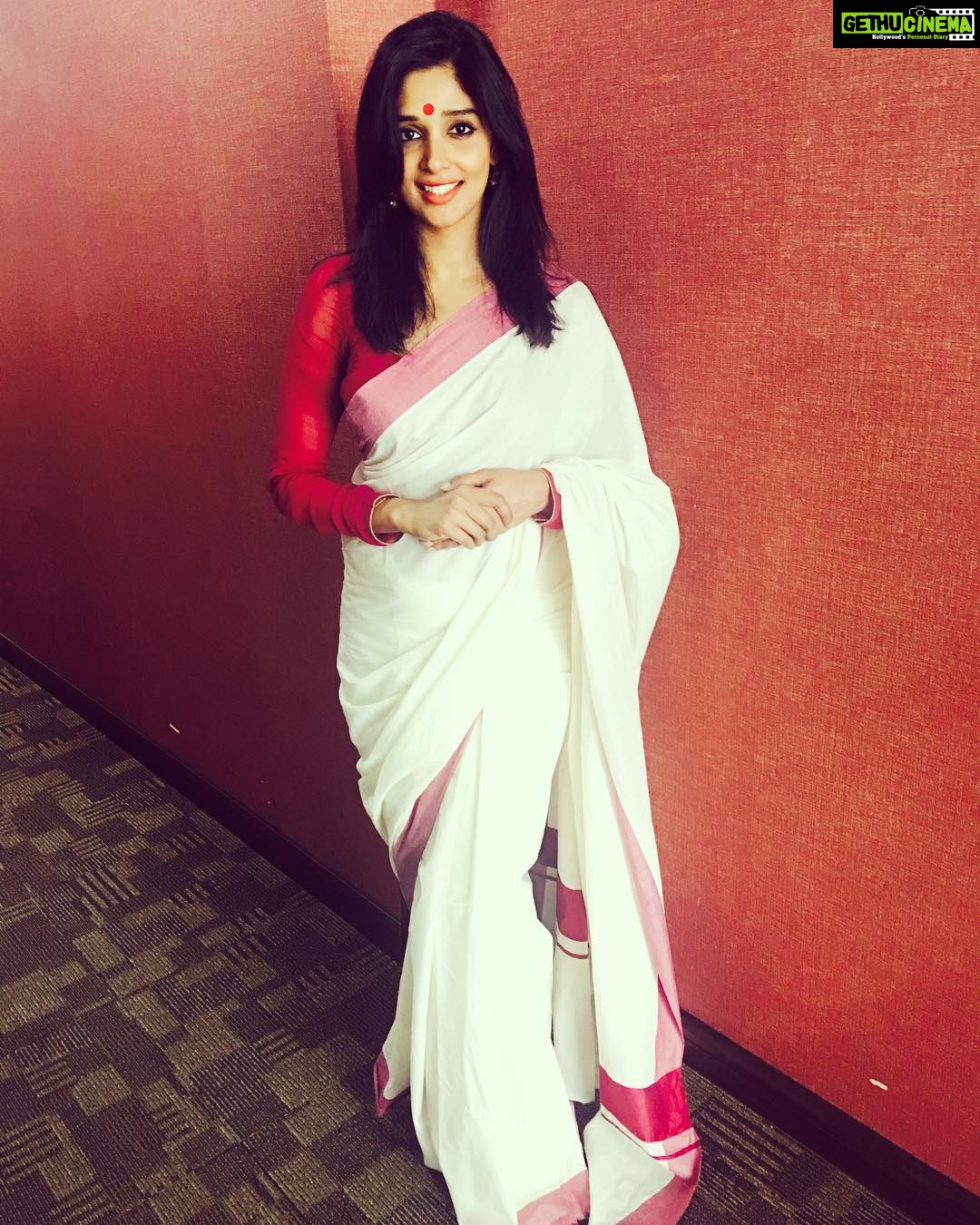 Nyla Usha Instagram - Mandatory Onam Pic ... hoping to have a lot of sadhyas this year ... Happy Onam 🌺🌸🌼