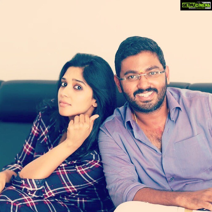 Nyla Usha Instagram - #friendsbelikethis ... work feels like holiday with @sarathkrishn