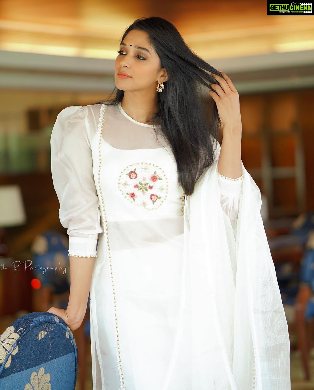 Nyla Usha Instagram - Bliss🤍 . Outfit @labelmdesigners . #Paappanpromotions #Paappanon29th