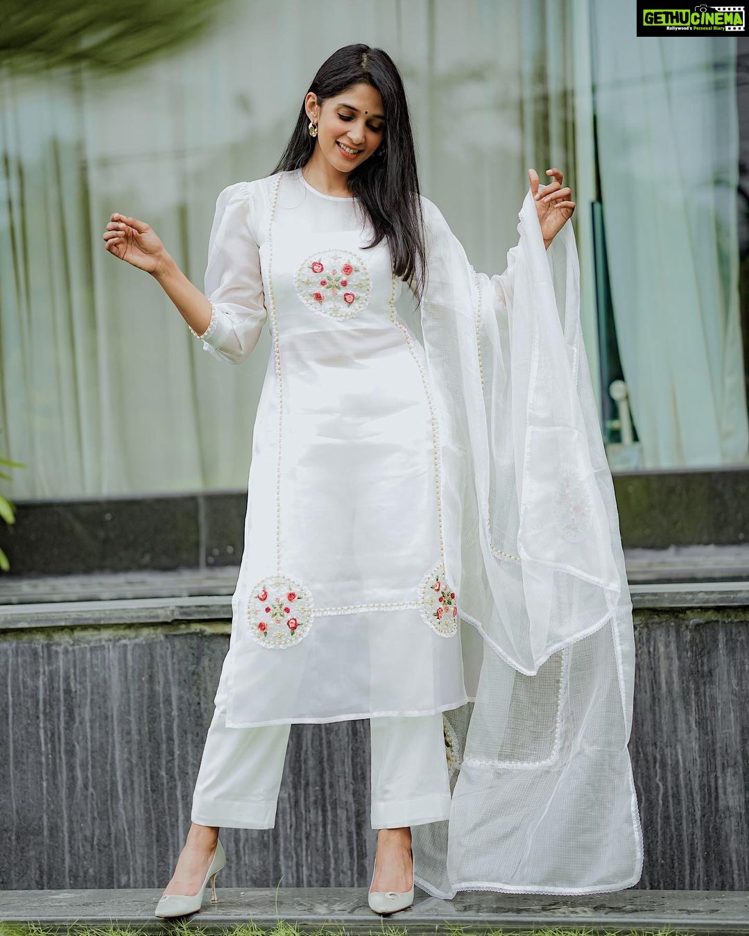 Nyla Usha Instagram - Bliss🤍 . Outfit @labelmdesigners . #Paappanpromotions #Paappanon29th