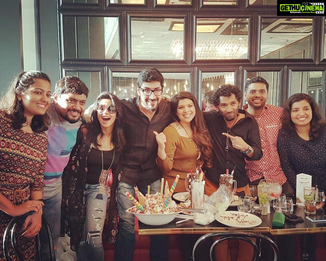 Nyla Usha Instagram - Happy bday Arfaz!!! all of us in the picture ,behind the picture, who couldn't make it to the picture ... love u in leaps n bounds... partyyyyyy๐๐๐๐ Thanku @sugarfactoryuae for playing a perfect host #sugarfactoryuae