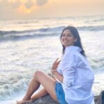 Nyla Usha Instagram - Sunset at Cherai🌅 . An evening with beach and babe