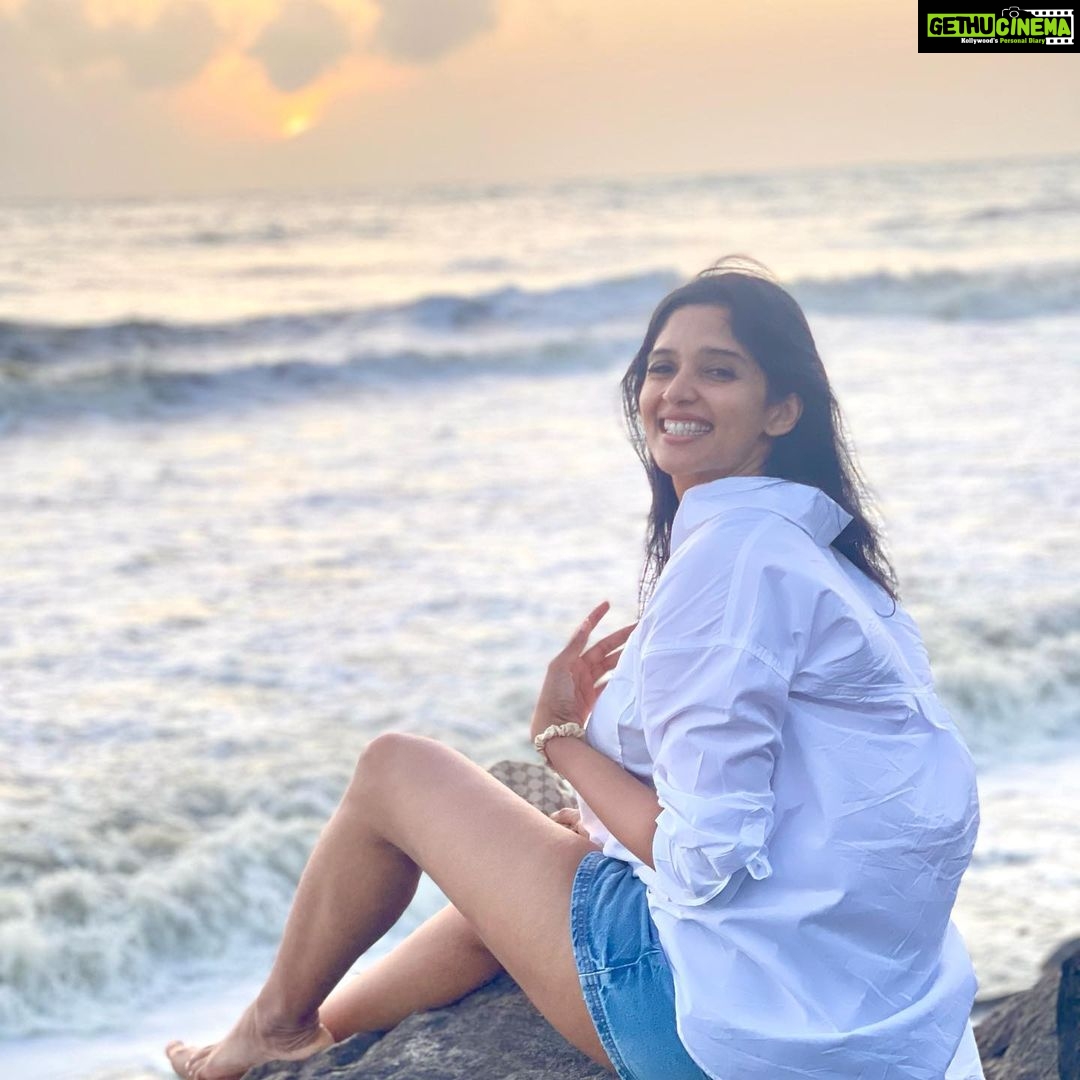 Nyla Usha Instagram - Sunset at Cherai🌅 . An evening with beach and babe