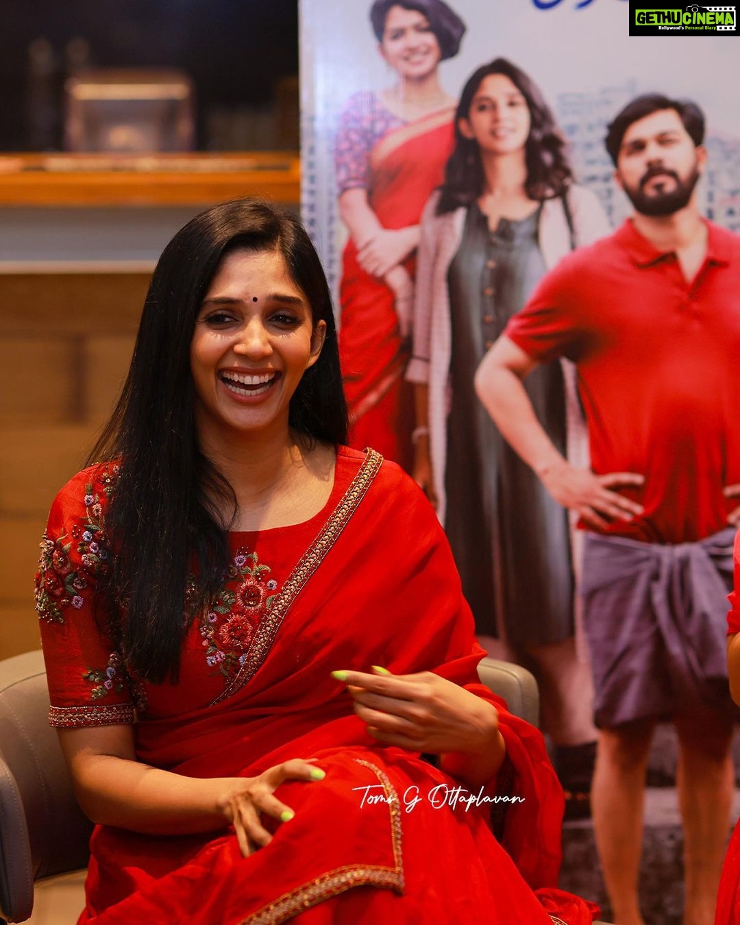 Nyla Usha Instagram - Say hello to my amazing costars @sharaf_u_dheen @aparna.das1 . Last weekend was so much fun. Catching up with my team #PriynanOttathilaanu, having back to back sessions with interviewers from different channels, talking about our movie, our perspectives and cinema in general. . *Priyan Ottathilaanu* gracing the theatres in 3 days. I am nervous now😨 . Saree @labelmdesigners Photos @rajeevanfrancis @toms_g_ottaplavan . Priyan Ottathilaanu Releasing on 24th June🤞🏼