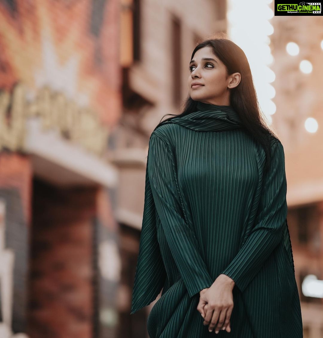 Nyla Usha Instagram - Love light n lamer🌇 . . 📸 @akbar_blurads