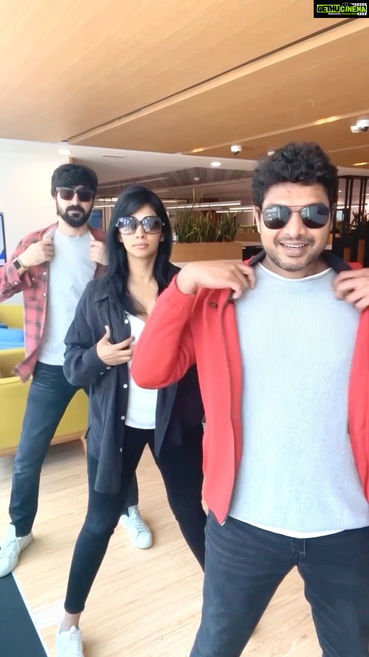Nyla Usha Instagram - We are back with some Pathala vibesπΊπ»ππ»πΊπ» . Also happy weekend everyone π€ . @jeanmarkose @arfaz_iqbal @hit967fm