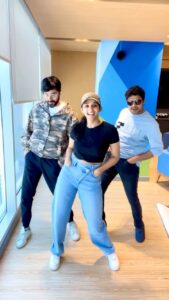 Nyla Usha Instagram - 18 years with these two And we hardly sync 🕺🏻💃🏻🕺🏻 @arfaz_iqbal @jeanmarkose @hit967fm