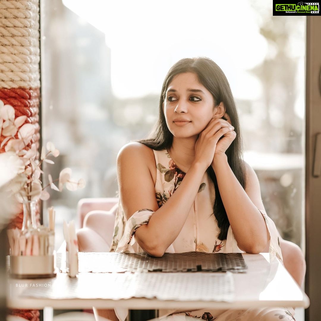 Nyla Usha Instagram - 🙋🏻♀️☀️ . . 📸 @akbar_blurads