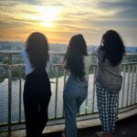 Parvathy Instagram - Le happYness 👾 #donutsgotnothingonus 📸 @bheegaran took the epic curls shots!