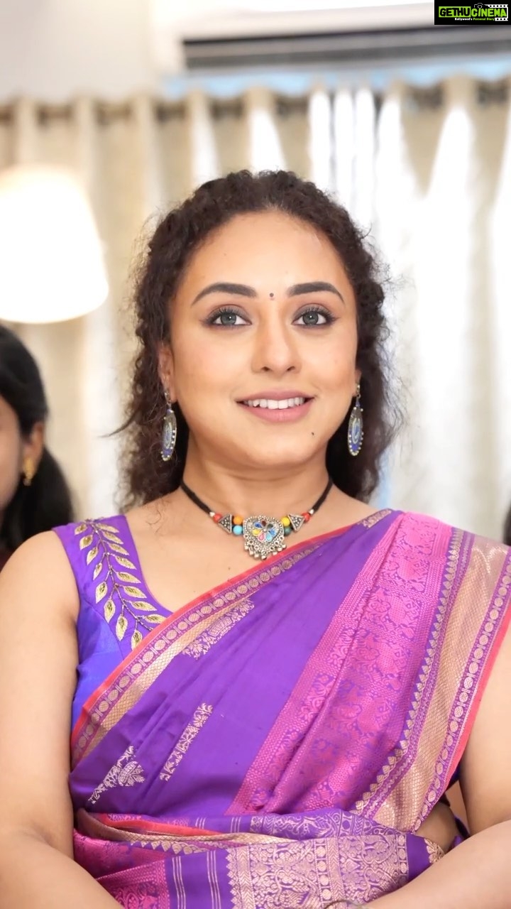 Pearle Maaney Instagram - Mallipoo vaadipooyi guys 😀 chumma bore adichirunnappo oru reels ondakki 🤓 with @rithika_shruthika . Shots by @srinish_aravind Choreo & Edits : Me 😏