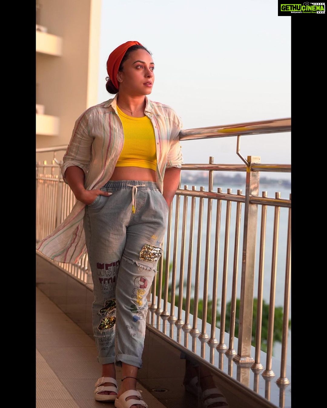 Pearle Maaney Instagram - The Best thing that you can do for your Mind is to Keep Quite. ❤️ No unnecessary thoughts… just being mindful in this moment…. Enjoying each breath… the things around you… and just letting life live you. Perhaps that’s going to help you find the answers you were looking for… Peace Love n Music to All 😎 . Click by @srinish_aravind