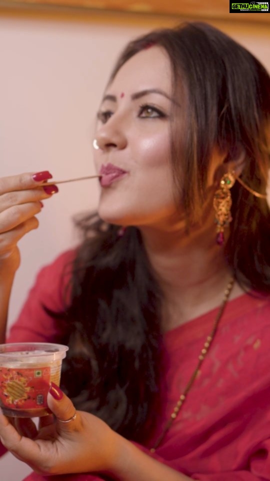 Pooja Bose Instagram - Durga Pujo is just around the corner, and what made it even more special this time is the @kwalitywalls Nolen Gur Cup! The best part is the Nolen Gur syrup on top! You can try it too! Order your cup on @zomato and tell me what you think! 🍧 And then there's an added surprise! Get ready to experience Kolkata’s first ever drone show at Bagbazaar Pandal on 1st October at 9:30pm. 500 drones will be up in the air! You can also watch it online by heading to the Kwality Wall's page on that day. See you there! #TyohaarWahiMithaasNayi #NolenGur #NolenGurByKwalityWalls #KwalityWalls #DurgaPujo #KwalityWallsDroneShow