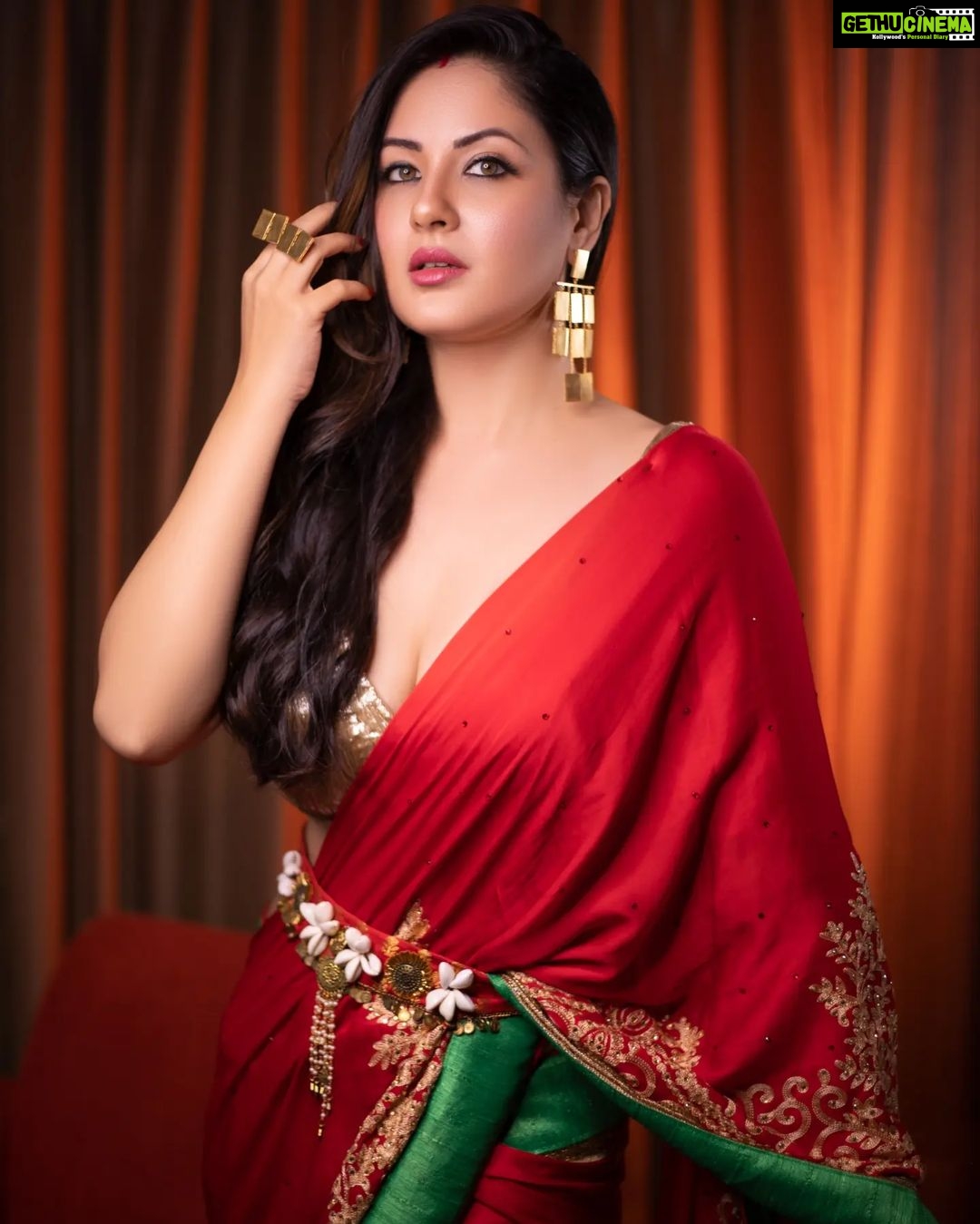 Pooja Bose Instagram - Pujo special shoot with @calcuttatimes ❤ @ruman_ganguly . Photo @priyambaksiphotography Hair @hairbymousami Styling @hittingfashion Team @abhireporting @senguptamunmun0 Location @hyattregencykolkata