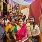 Pooja Bose Instagram – Lalbaug cha raja cha darshan jhaala 🙏🏻🙏🏻🙏🏻🙏🏻🙏🏻🙏🏻🙏🏻 bappaa moryaaaa