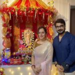 Pooja Bose Instagram - When Tollywood King @prosenstar visited bong beauty @banerjeepuja 's mumbai house to celebrate #Ganpati Utsav 🙏