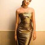 Pooja Hegde Instagram - Pocket full of sunshine ☺️☀️🏆 #allthingsgold #happyhappy