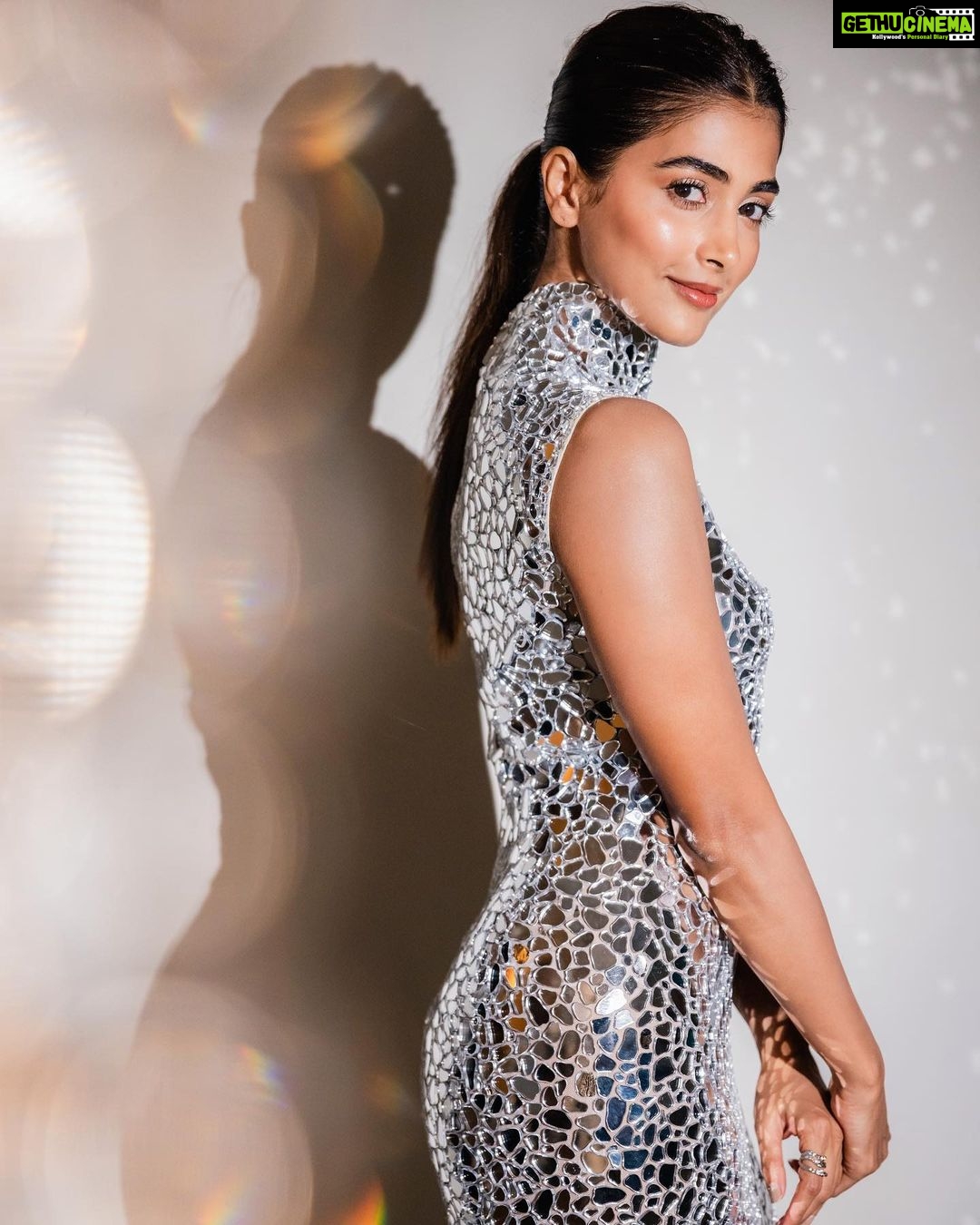 Pooja Hegde Instagram - Spotlight’s on me 🔦