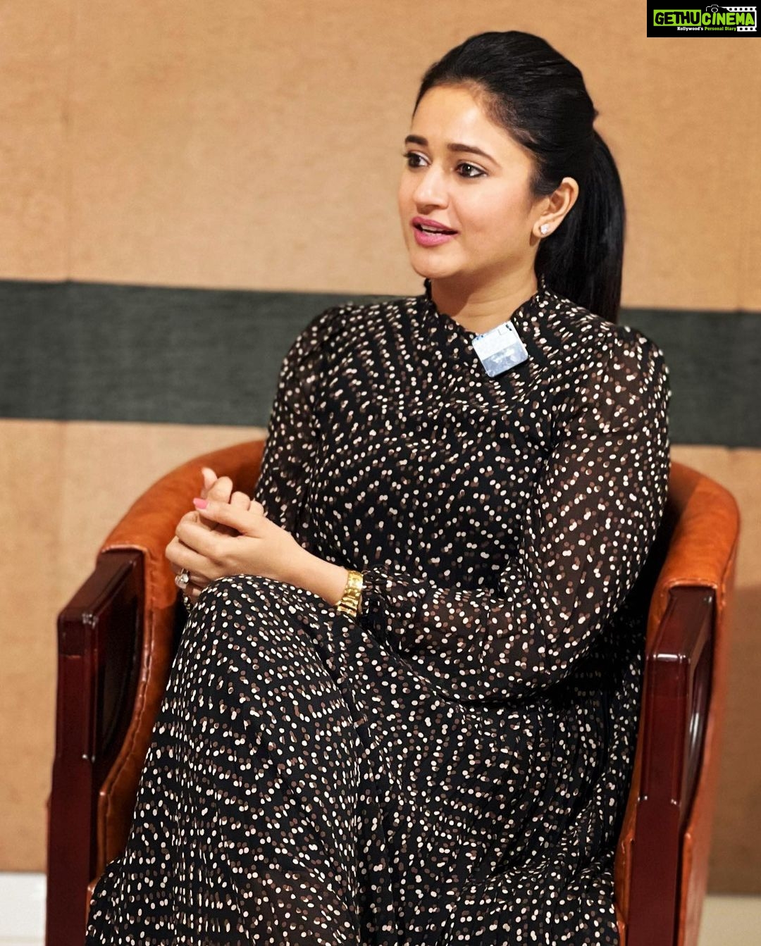 Poonam Bajwa Instagram - Chit chatting💫🌈 #moviepromotions#mainhoommoosa#keraladiaries#mollywood