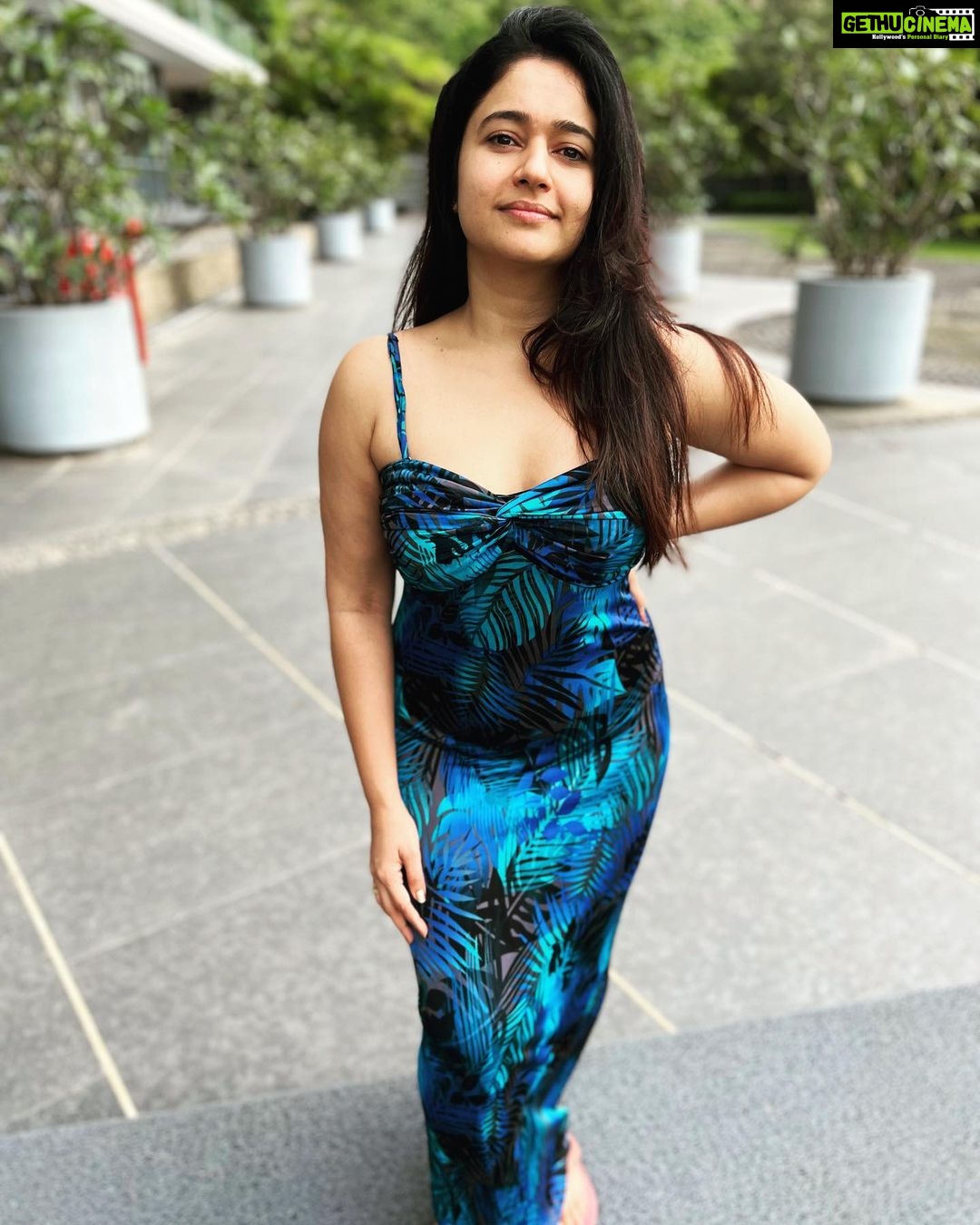 Poonam Bajwa Instagram - Good evening people 💜💜💜💜 Oxford Golf Resort