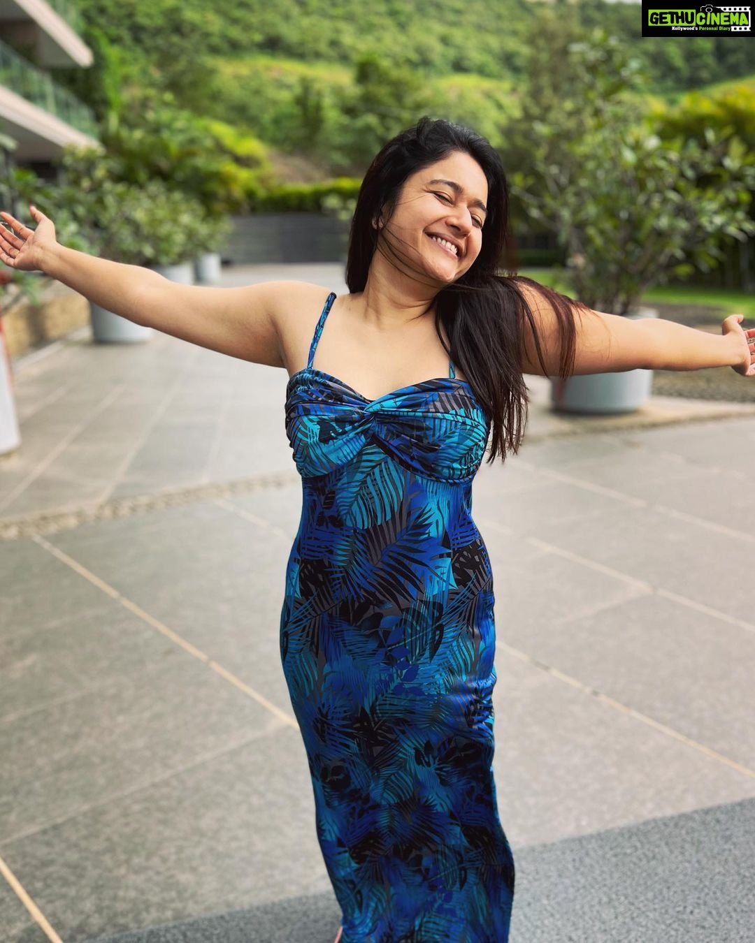 Poonam Bajwa Instagram - Good evening people 💜💜💜💜 Oxford Golf Resort ...